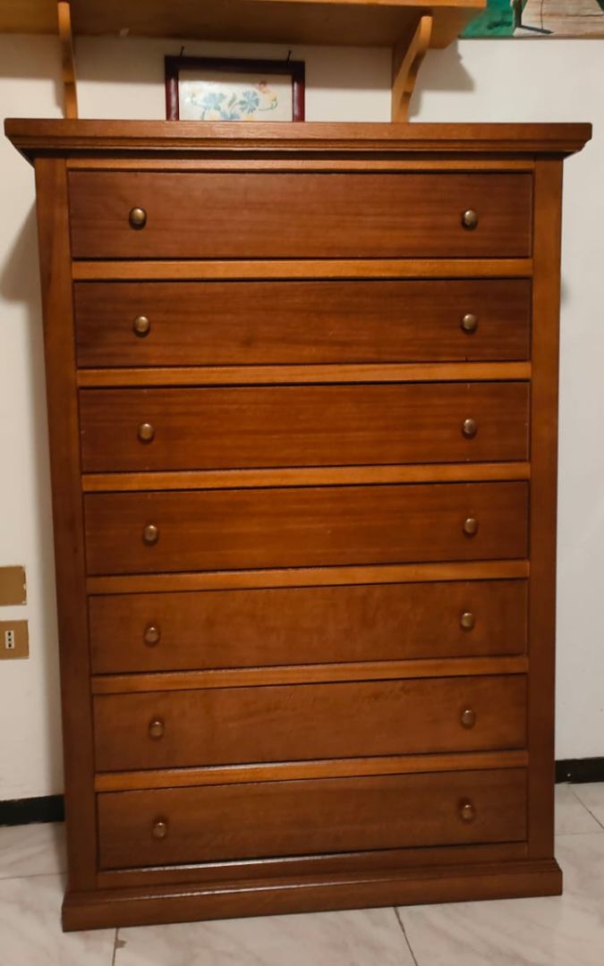 Due cassettiere in legno massello noce scuro affiancate, ciascuna con sette cassetti capienti.